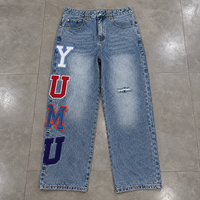 Jean bleu délavé pour homme avec patch lettré, coupe large, en denim, fermeture boutonnée, déchiré et vieilli, style streetwear Y2K, vente en gros