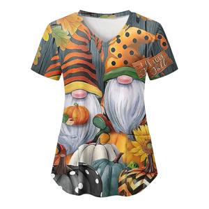T-shirt à manches courtes et col en V pour femme, imprimé 3D, gnome d'automne avec citrouilles et tournesols, design de poche, coupe régulière - Product Image 3
