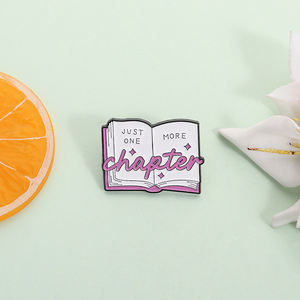 Solo un capítulo más esmalte Pin libro amante broche cita divertida solapa insignia joyería regalo para lectores amigos - Product Image 2