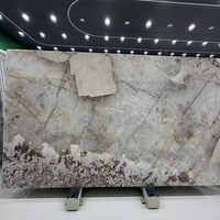 Grande dalle de quartzite Patagonia blanc naturel poli pour îlot de cuisine de luxe, comptoir, mur d'accentuation et carrelage de sol