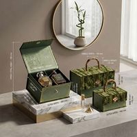 Boîte cadeau de luxe personnalisée en velours avec poignée en bambou et design gaufré pour l'emballage de parfums et de coffrets beauté