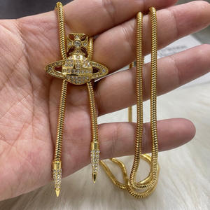 Nuevo Collar Largo Ajustable de Moda con Colgante Magnético de Saturno y Circonitas Completas, Diseño de Nudo de Serpiente, Bañado en Oro, de la Emperatriz Viuda Vivienne - Product Image 4