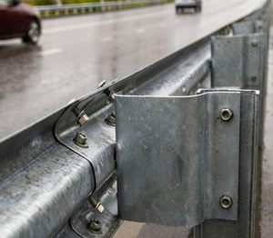 Barrière anti-collision pour autoroute en acier galvanisé à chaud Q235/Q345 à double poutre, réflecteur de grade diamant, homologuée H2W3, résistance aux impacts M65 - Product Image 3