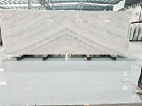 Marbre blanc naturel du Guangxi, base blanche pure avec des veines subtiles, design moderne pour applications écologiques en cuisine et salle de bain