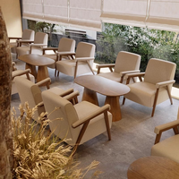 Ensemble de mobilier de restaurant personnalisable pour hôtel et café : table carrée en bois, chaise et banquette en mousse haute densité