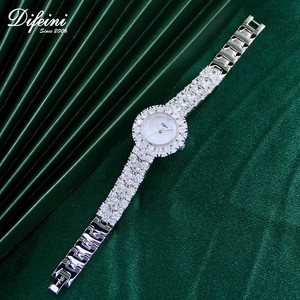 Reloj dorado de primera calidad para mujer, elegante esfera nacarada para fregona, pulsera de moda de gama alta, cristal cúbico, bisel de diamantes, caja de latón - Product Image 4