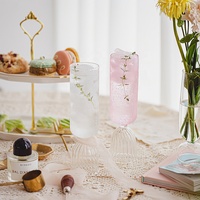 Coupe à champagne élégante de 7 oz avec pied transparent et base rayée
