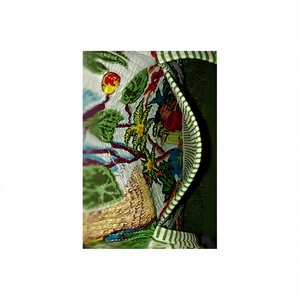 Esta bolsa de lona acolchada hecha a mano. Presenta un estampado vibrante de inspiración tropical. que transforma el día a día. Viaje desagradable. - Product Image 6
