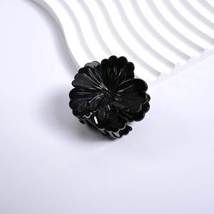 Qianjin Modieuze Bloem Haarklauw 4.5Cm Middelgrote Glanzend Transparant Vrouwelijk Nieuw Ontwerp Holle Haarclips - Product Image 5