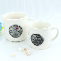Tasse à café en céramique personnalisée en gros avec logo gravé en métal, souvenir de pays en alliage de zinc