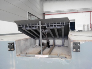 Plataforma Niveladora Hidráulica para Contenedores de 10 Toneladas, Rampa de Carga Fija para Muelle, Utilizada con Camiones - Product Image 1