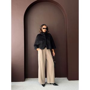 Capa Poncho Negra Elegante para Mujer Topshow, Diseño Moderno de Parka - Venta al Por Mayor - Product Image 4