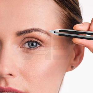 Juego de 4 Pinzas para Cejas y Pestañas de Acero Inoxidable con Punta Inclinada, con Estuche de Cuero y Acabado Espejo - Product Image 4