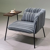 Fauteuil simple moderne et minimaliste en tissu rembourré avec table d'appoint, idéal pour chambre et appartement