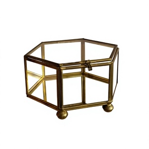 Boîte à bijoux minimaliste en métal, forme cube avec couvercle, facile à transporter, faite à la main, boîte en verre encadrée couleur or et bacs, articles cadeaux - Product Image 1