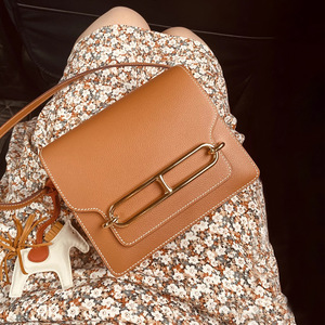 Bolso bandolera de diseñador, de cuero de vaca, estilo sillín, con diseño de nariz de cerdo, para mujer, estilo commuter, cuadrado, tipo azafata, europeo - Product Image 1