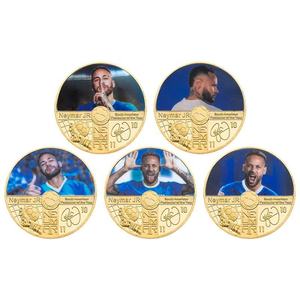 Buen Stock: Moneda Conmemorativa con Impresión UV de Oro, con Estrellas del Fútbol Messi, C. Ronaldo, Neymar, Beckham y Temática de Logo Artístico - Product Image 5