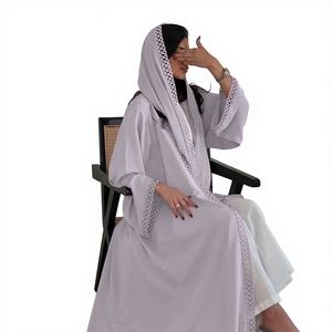 Conjunto de Abaya Modesta Gris Lila con Ribete de Encaje, Túnica Abierta por Delante, Hiyab a Juego, 100% Poliéster, Cuello en V, Largo hasta el Tobillo, Ropa Islámica Elegante - Product Image 2