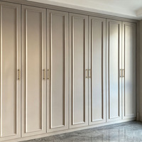 Armoire sur mesure noire mate à panneaux surélevés, style américain, du sol au plafond, intégrée, pour rangement de vêtements de chambre