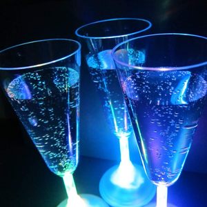 Flûtes de verres à <span class=keywords><strong>champagne</strong></span> <span class=keywords><strong>lumineuses</strong></span> à <span class=keywords><strong>LED</strong></span> de 7 oz pour la fête de mariage - Product Image 5