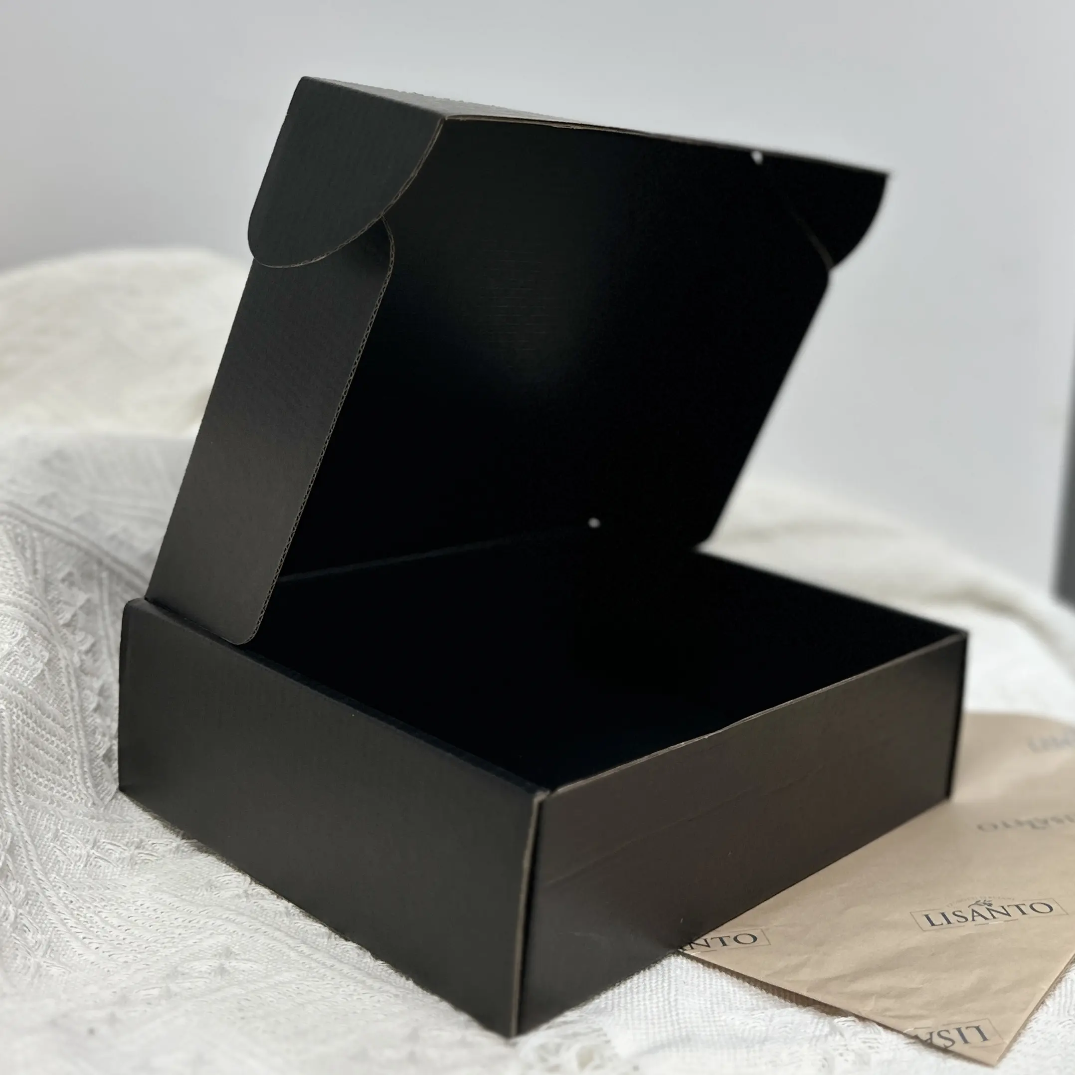 Vente de gros Boîte cadeau de luxe pour envoi de t-shirt en papier ondulé avec impression personnalisée Boîte cadeau d'emballage en papier d'emballage de t-shirt en noir