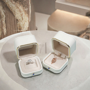 Caja de Joyería de Lujo en Cuero PU Blanco con Detalles en Dorado, Caja Plegable para Guardar Anillos y Collares, Empaque para Regalo de Compromiso - Product Image 3