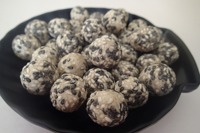 Livraison rapide, les meilleurs snacks, cacahuètes grillées enrobées de sésame colorées