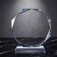 Plaque de trophée en cristal transparent avec design polygone facetté et base polie transparente pour les trophées et récompenses d'entreprise