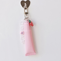 Tubes de gloss à lèvres roses mignons avec tubes en plastique souple, logo personnalisé avec pendentif en chaîne de perles, tubes de gloss à lèvres avec breloques
