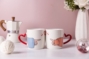 Set <span class=keywords><strong>di</strong></span> Tazze per Coppie Romantiche ed Ecologiche in Porcellana Riutilizzabile, Rosso e Bianco, 400ml, con Manico <span class=keywords><strong>a</strong></span> <span class=keywords><strong>Forma</strong></span> <span class=keywords><strong>di</strong></span> <span class=keywords><strong>Cuore</strong></span>, Confezione Regalo per Matrimonio, Lavabili in Lavastoviglie - Product Image 2