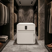 Coffre-fort de chambre à coucher de style meuble avec serrure à clé, ports de charge USB Type-C, multiprise intégrée et rangement dissimulé pour objets de valeur