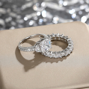 Anello Statement con Zirconi per Uomo e Donna, Gioiello di Lusso alla Moda per Dito Indice - Product Image 3