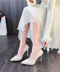 Escarpins de luxe en cuir verni à talon aiguille, bout pointu, semelle rouge, élégants pour soirées et événements féminins - Product Image 5