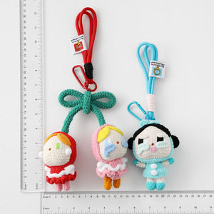 Un producto artesanal popular: un lindo bolso de ganchillo con diseño de muñeca de dos cabezas y una de una sola cabeza. - Product Image 2