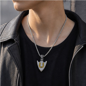 Yunnique Collar con colgante de escudo de acero inoxidable con incrustaciones de herradura dorada, joyería de moda unisex - Product Image 4