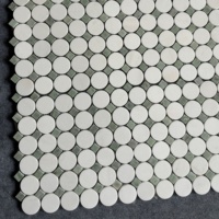 Mosaïque ronde en marbre blanc Thassos et vert Ming pour les applications de revêtement de sol et de mur