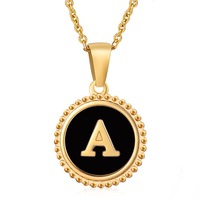Vente en gros de bijoux en acier inoxydable, collier à breloques avec lettre initiale en A-Z, collier rond en coquillage noir de l'alphabet pour femmes