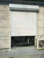 Porte roulante extérieure en aluminium résistante au vent, plaque d'aluminium épaisse, volet industriel lourd pour supermarché, style minimaliste