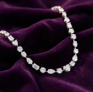 Collar de Diamantes Solitario en Forma de Corazón - Oro de 9k, 14k, 18k - Product Image 1