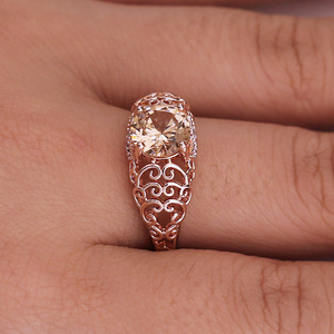 Anello in Cristallo Traforato Tono Rosa per Donne, Motivo Floreale, Elegante Accessorio Moda Quotidiano - Product Image 4