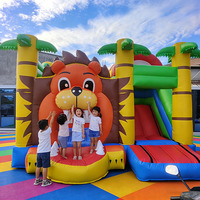 Structure gonflable commerciale en PVC 0,55 mm, thème cocotier, jungle et lion, avec toboggan et château de saut, pour parc d'attractions