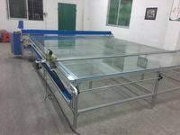 Machine à découper les stores roulants et les rideaux zébrés avec couteau à pression et couteau volant