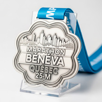 Médaille frappée à l'effigie de vagues superposées avec ruban imprimé cyan vif pour trophée de marathon sur distance moyenne à thème paysage urbain