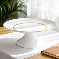 Service de table de luxe personnalisé en porcelaine fine blanche avec larges bordures dorées, tasses à thé et mugs à café en céramique pour mariages