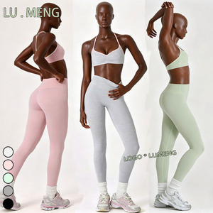 Vêtements athleisure pour femmes : Ensemble de sport doux et <span class=keywords><strong>d</strong></span>écontracté pour la maison, comprenant un mini-short et un <span class=keywords><strong>soutien</strong></span>-<span class=keywords><strong>gorge</strong></span> de yoga à col en V, coloris <span class=keywords><strong>vert</strong></span> sauge et mélange de couleurs. - Product Image 2
