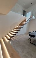 Escaliers intérieurs modernes de luxe en gros, marches en bois blanc de haute qualité, escalier moderne avec garde-corps en verre en vente