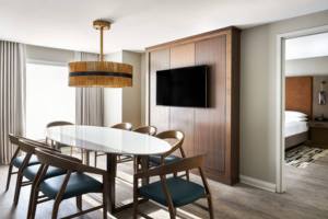 CREATION Meubles de chambre d'hôtel Marriott 5 étoiles Ensemble de lit double en placage de noyer Têtes de lit en cuir vintage avec lampes en bronze antique - Product Image 4