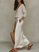 Ensemble Coordonné 2 Pièces Luxe Discret OEM en Gros : Pull Tricoté Ample Col V Beige et Robe Longue en Satin Ivoire pour Femme
