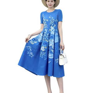 Abito da donna a maniche corte con motivo floreale a fiorellini, plissettato a otto pannelli, taglie forti - Elegante abito da donna stile vacanza al mare - Product Image 5