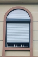 Fenêtre de volet roulant électrique télécommandée en alliage d'aluminium de conception moderne à l'épreuve des ouragans pour la surface finie de Vila
